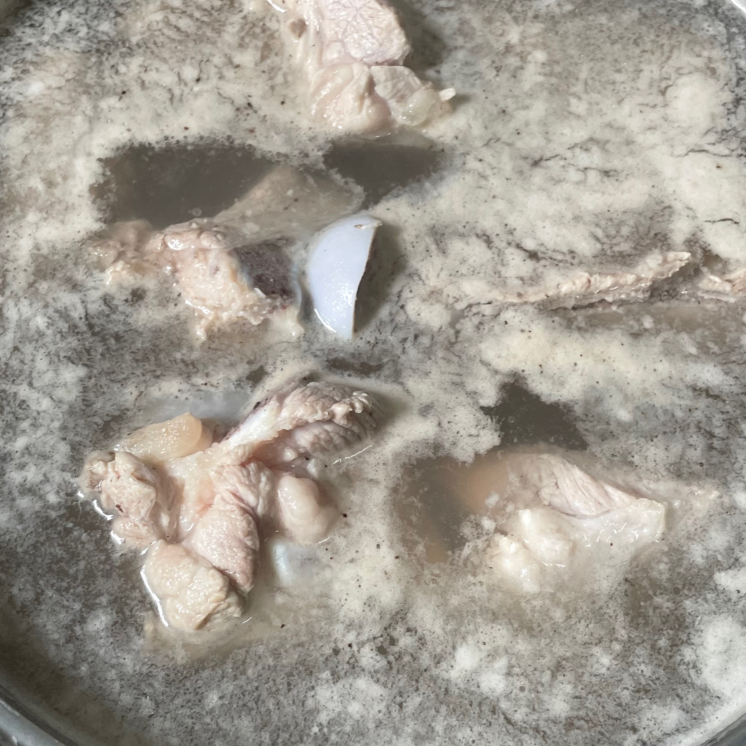清润消暑的苦瓜排骨汤的做法 步骤1