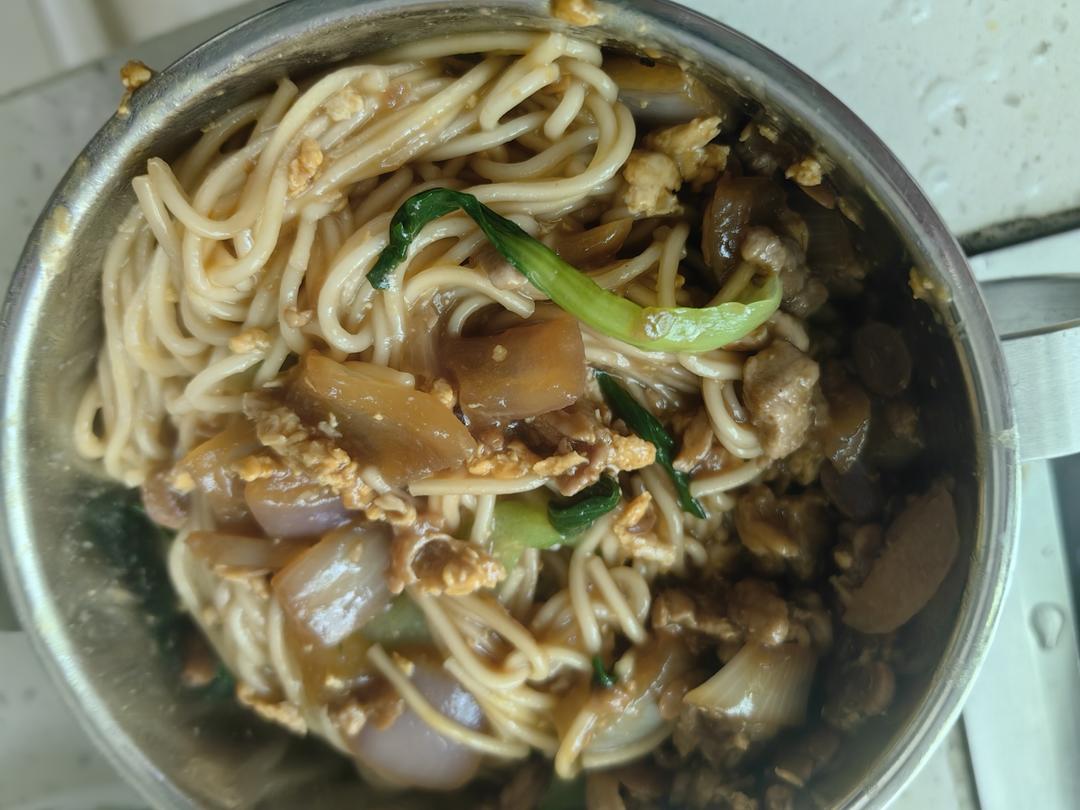 拌面条的鸡蛋肉酱