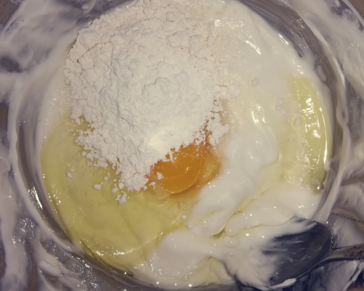 无油少糖的蒸酸奶蛋糕的做法 步骤2