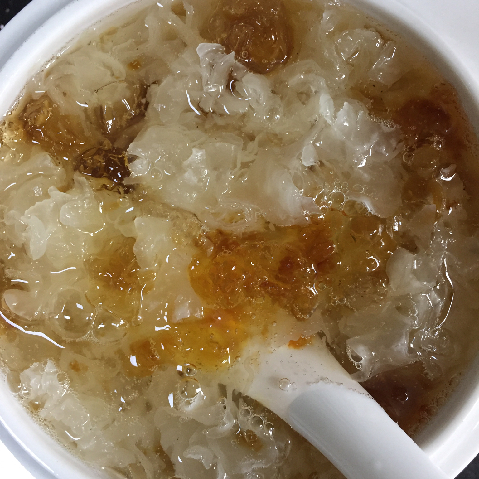 桃胶炖银耳