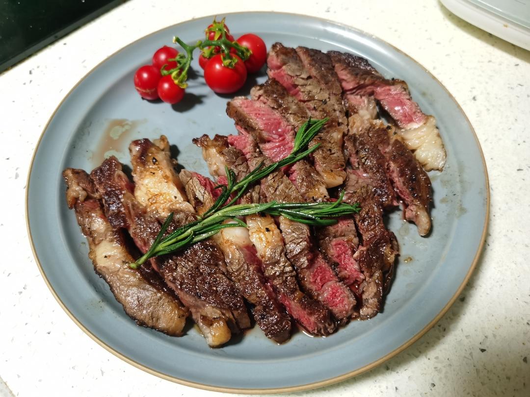 这些煎牛排的小技巧你们都会吗？