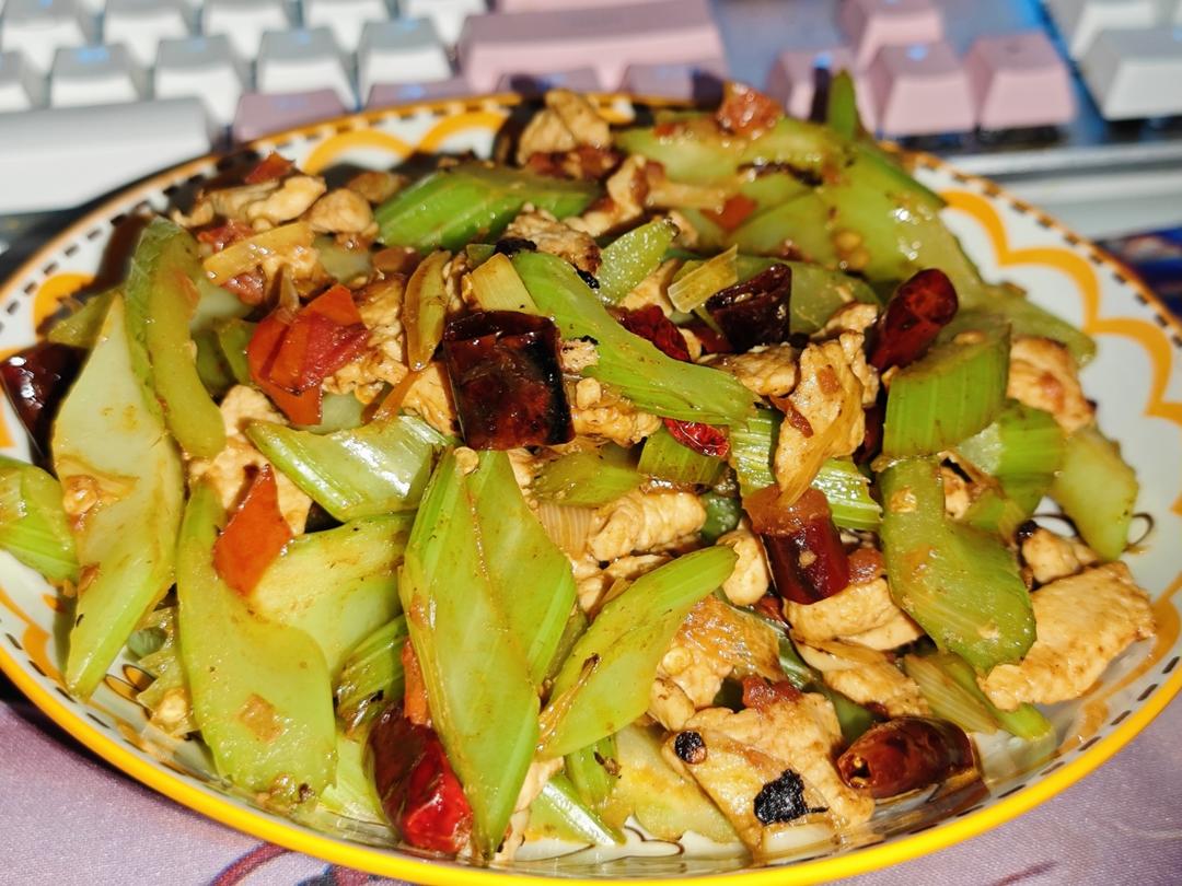 芹菜炒鸡胸肉的做法