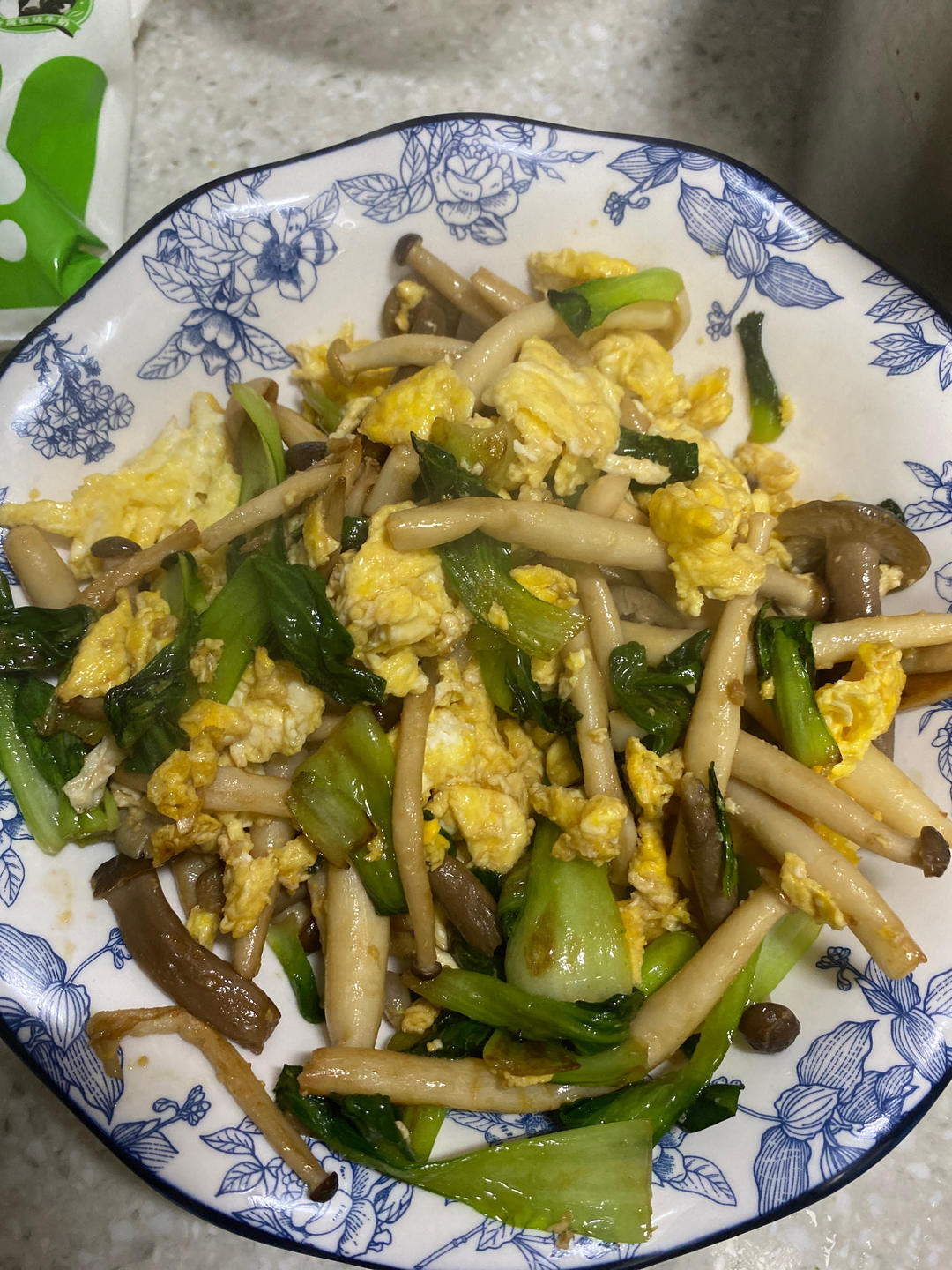 鲜得连汤汁都不留一滴的海鲜菇炒蛋