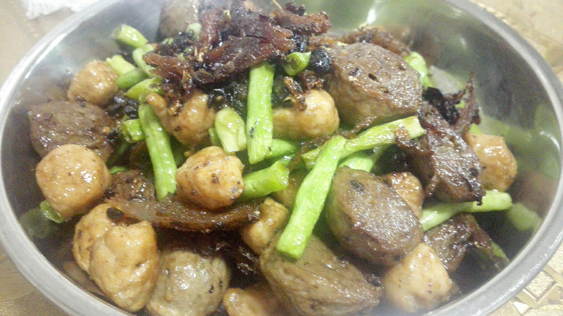 豆豉鲮鱼炒豆角肉丸的做法