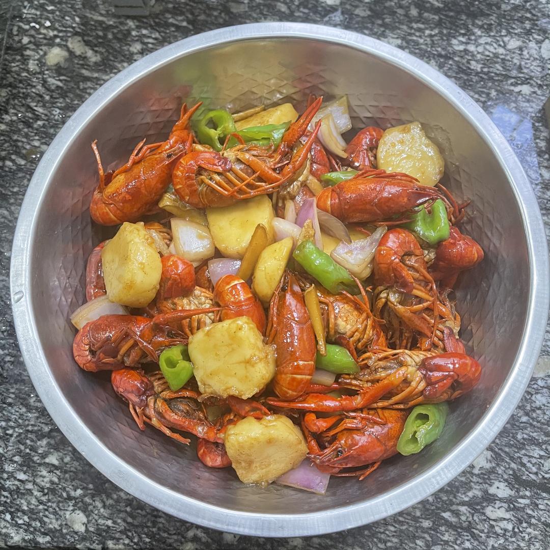 小龙虾的第N种吃法之红烧小龙虾配年糕，龙虾入味，年糕也吸收了其中的鲜甜味的做法