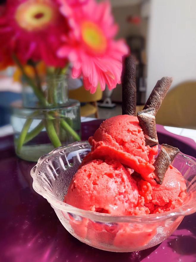 酸奶草莓冰淇淋的做法