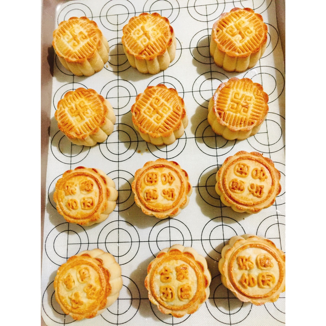 广式月饼—蛋黄莲蓉月饼