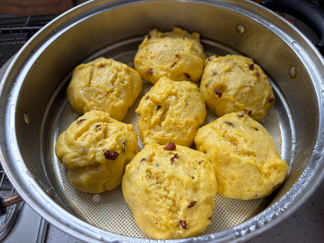 不加一滴水的南瓜开花馒头，纯南瓜泥和面，无需泡打粉，枣香浓郁个个开花