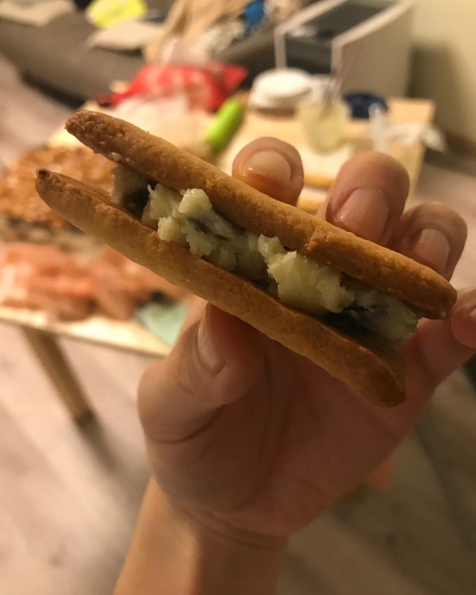黄油三明治饼干（完美PK北海道六花亭朗姆葡萄三明治饼干）