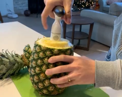 切菠萝方法之巧用神器的做法 步骤5