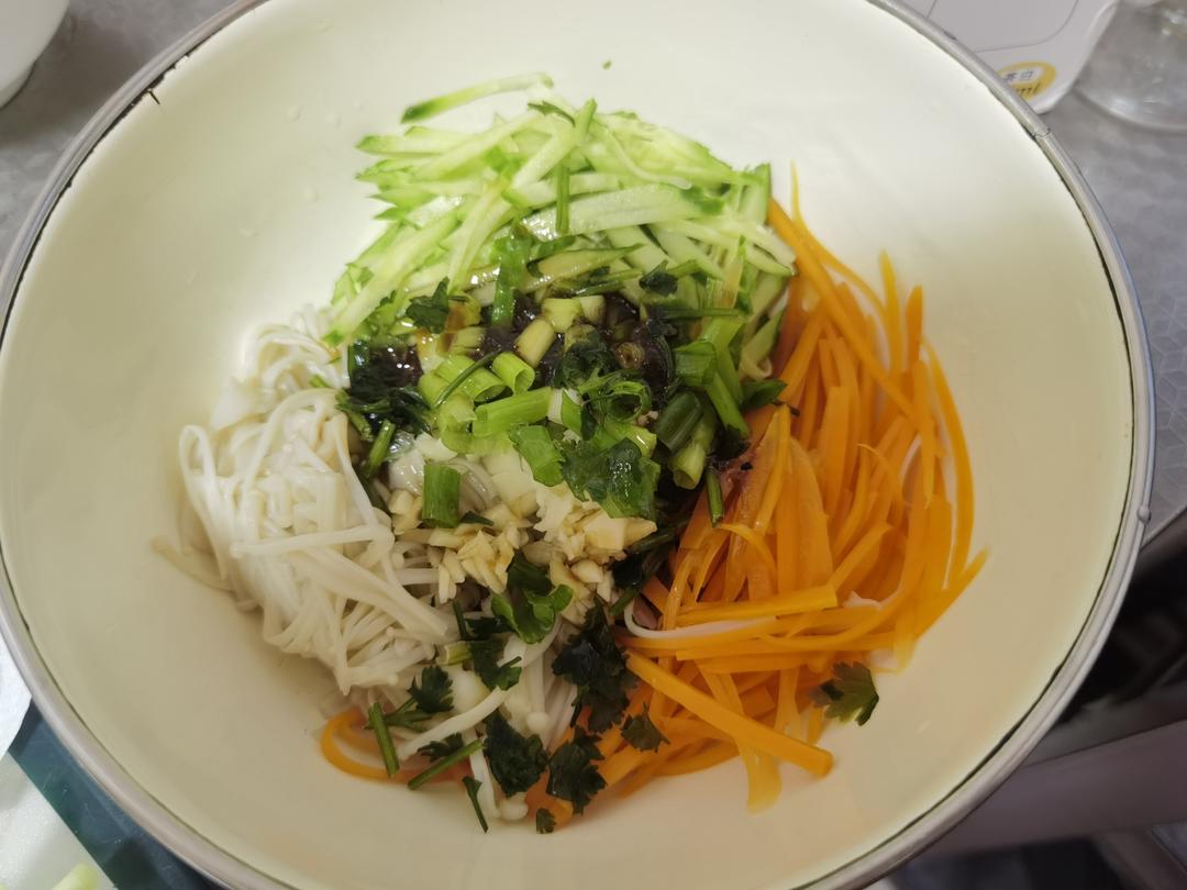清爽可口的凉拌菜来啦！黄瓜胡萝卜丝拌金针菇！
