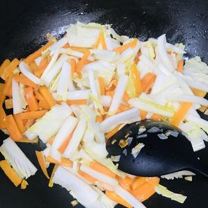 胡萝卜白菜素焖面的做法 步骤2