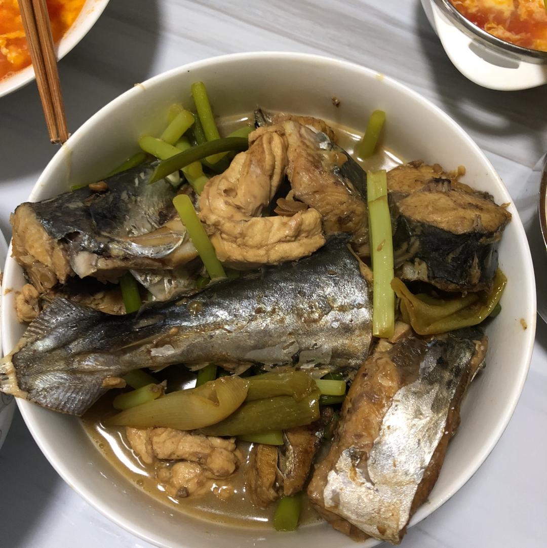 叮满1whz做的家常蒜苔烧鲅鱼