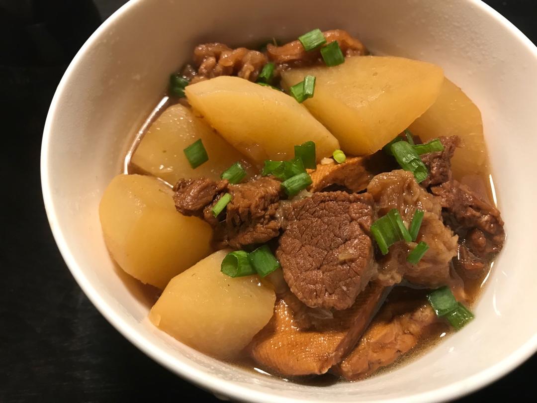 入口即化的广式萝卜牛腩煲