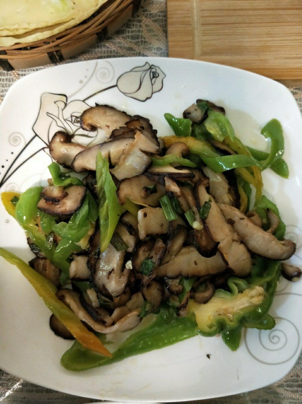 青椒炒香菇（素菜经典）
