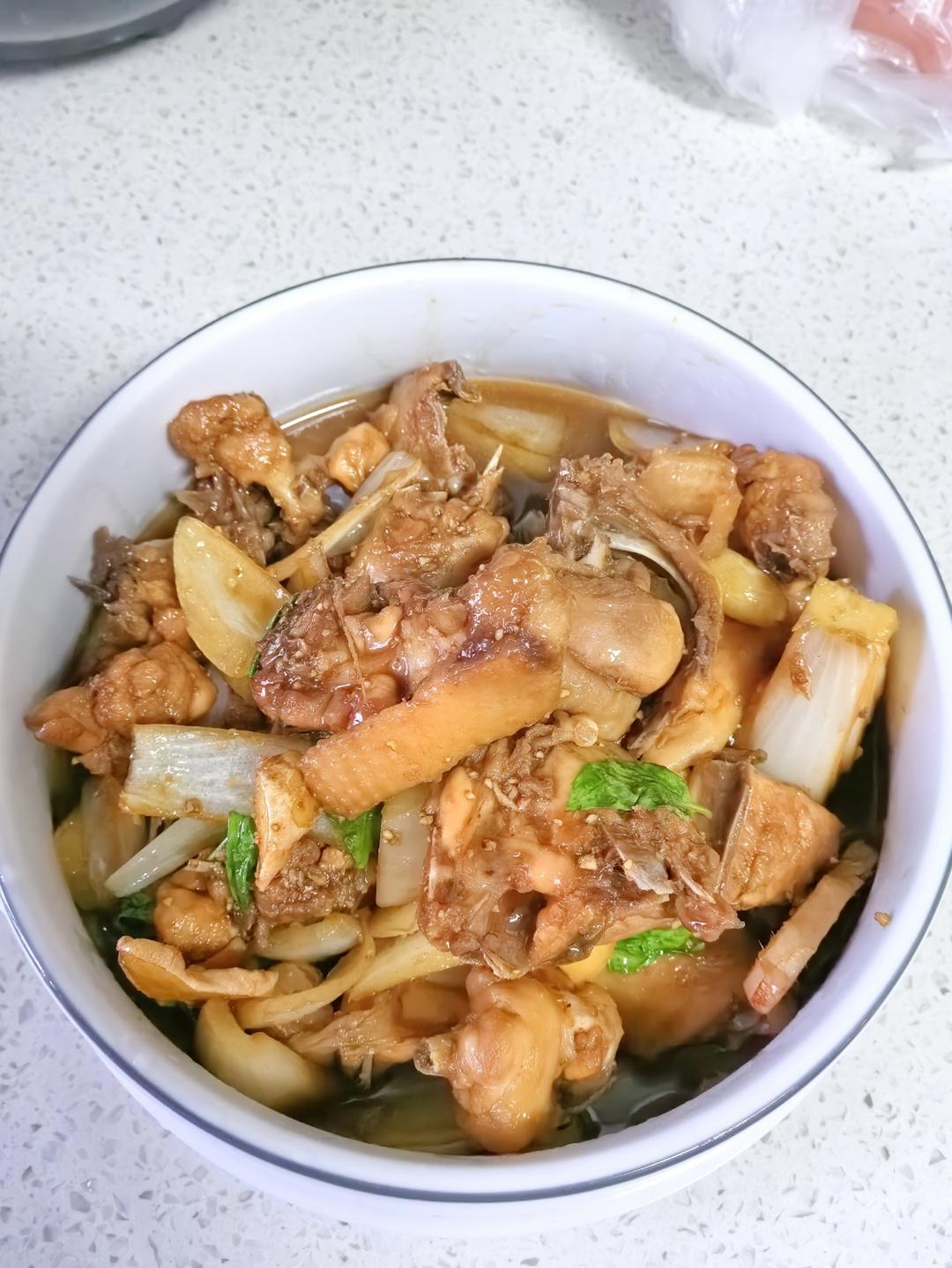厨师长教你：“三杯鸡”的家常做法，汁香味浓，鲜嫩爽滑