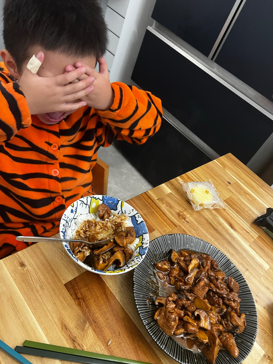 十几年不吃鸡肉的人吃了一盘子的小鸡炖香菇