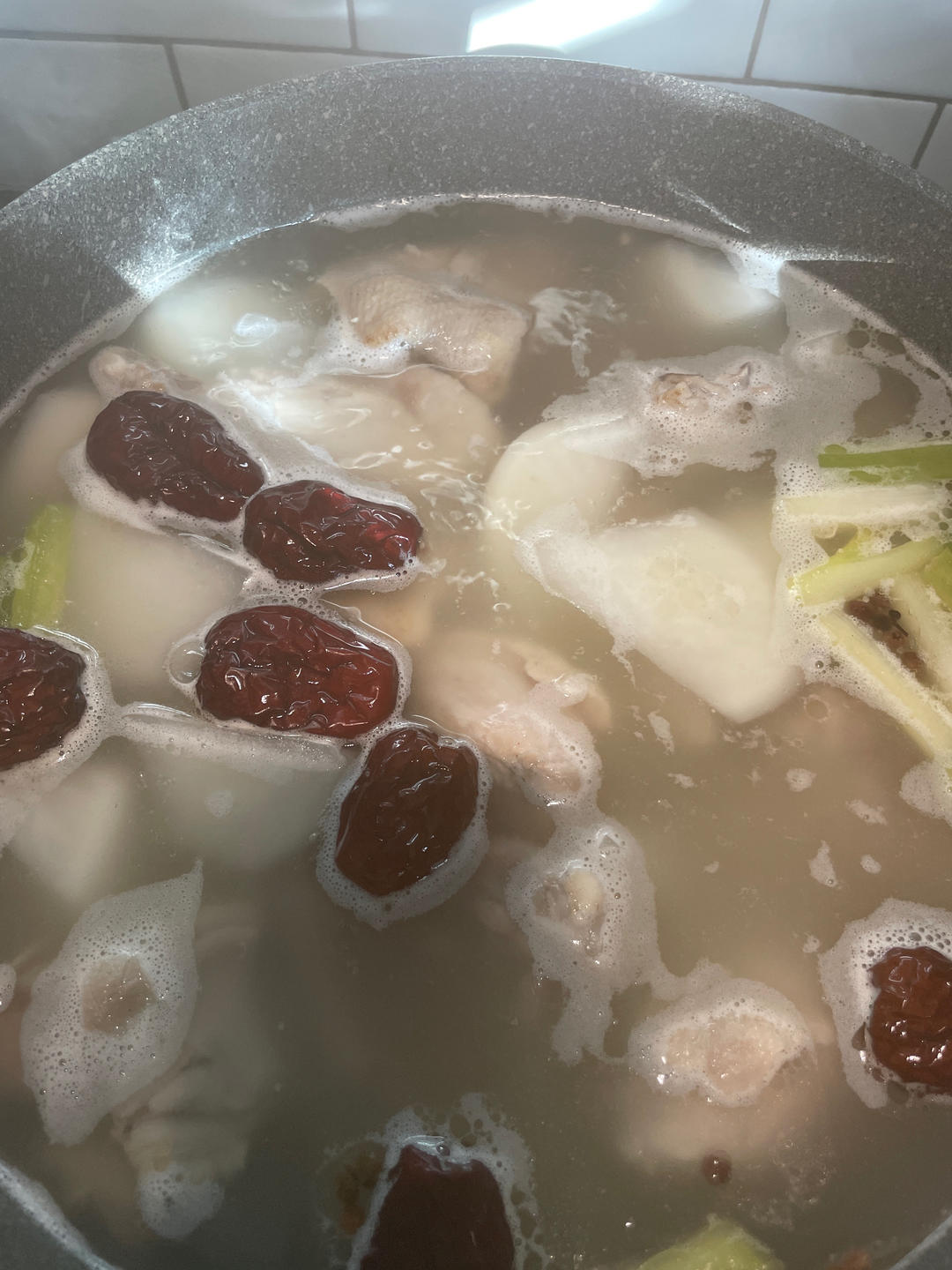 厨师长教你：“老鸭萝卜汤”的家常做法，天气冷了很适合老人孩子