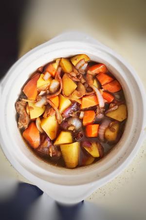胡萝卜土豆炖牛肉-6月香葱伴侣版的做法 步骤7