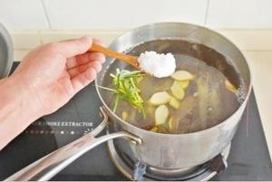 【亲手做零食】微波炉烤虾干的做法 步骤2