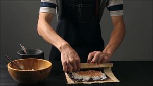 迷你寿司 | 爸爸厨房 VOL.005--三文鱼、米饭、海苔、沙拉酱、酸奶的做法 步骤8
