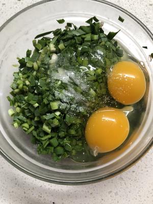 只用一汤匙油也能做的完美韭菜摊鸡蛋的做法 步骤1