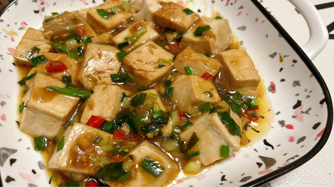 不放肉也超下饭的葱焖豆腐