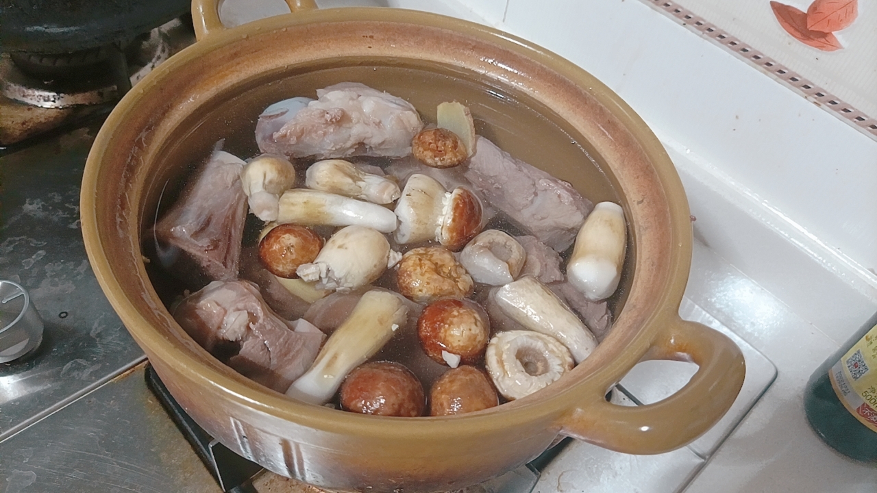姬松茸筒子骨炖汤的做法