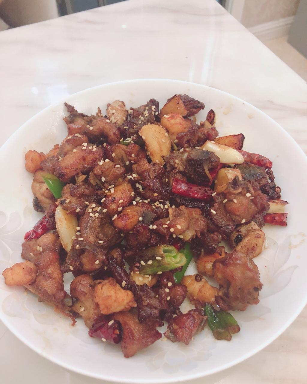 家常版干煸辣子鸡丁 轻松复制饭店口味的关键在于辣椒和花椒的选用