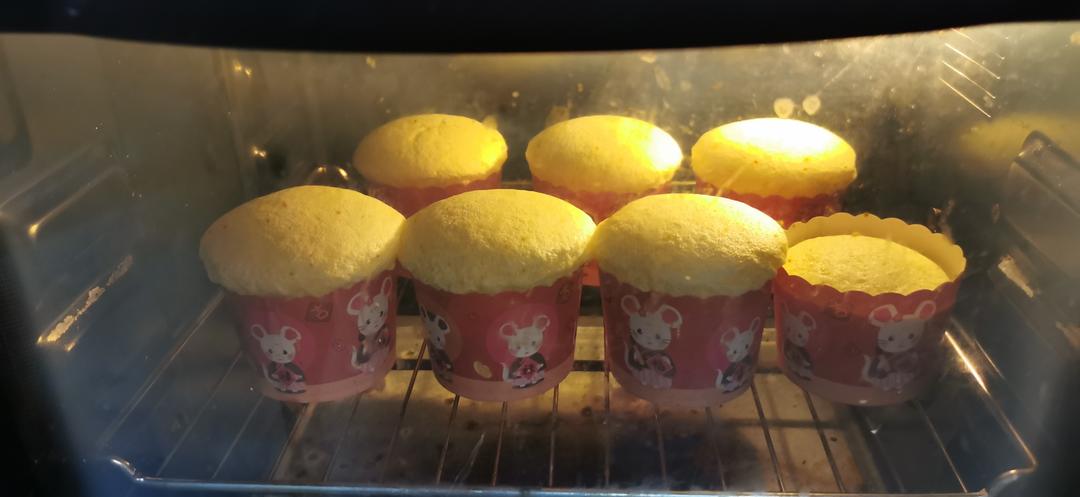 添加粘米粉版纸杯蛋糕