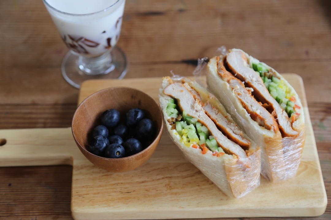 奥尔良鸡胸肉三明治