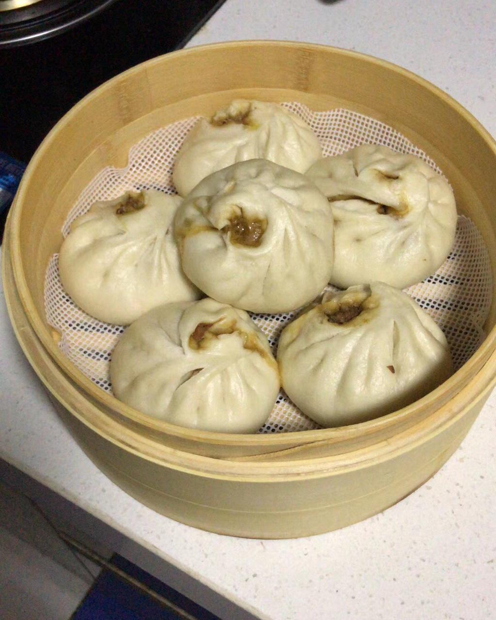 松软多汁的肉包子