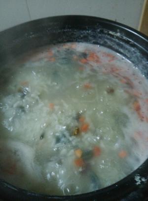 皮蛋蔬菜粥的做法 步骤3