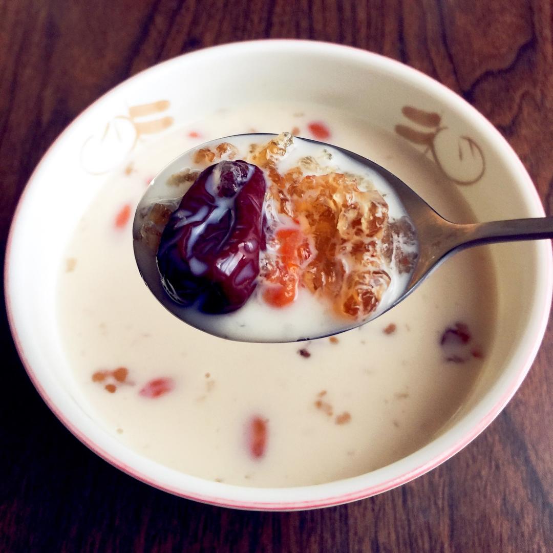 {何故居｝桃胶奶