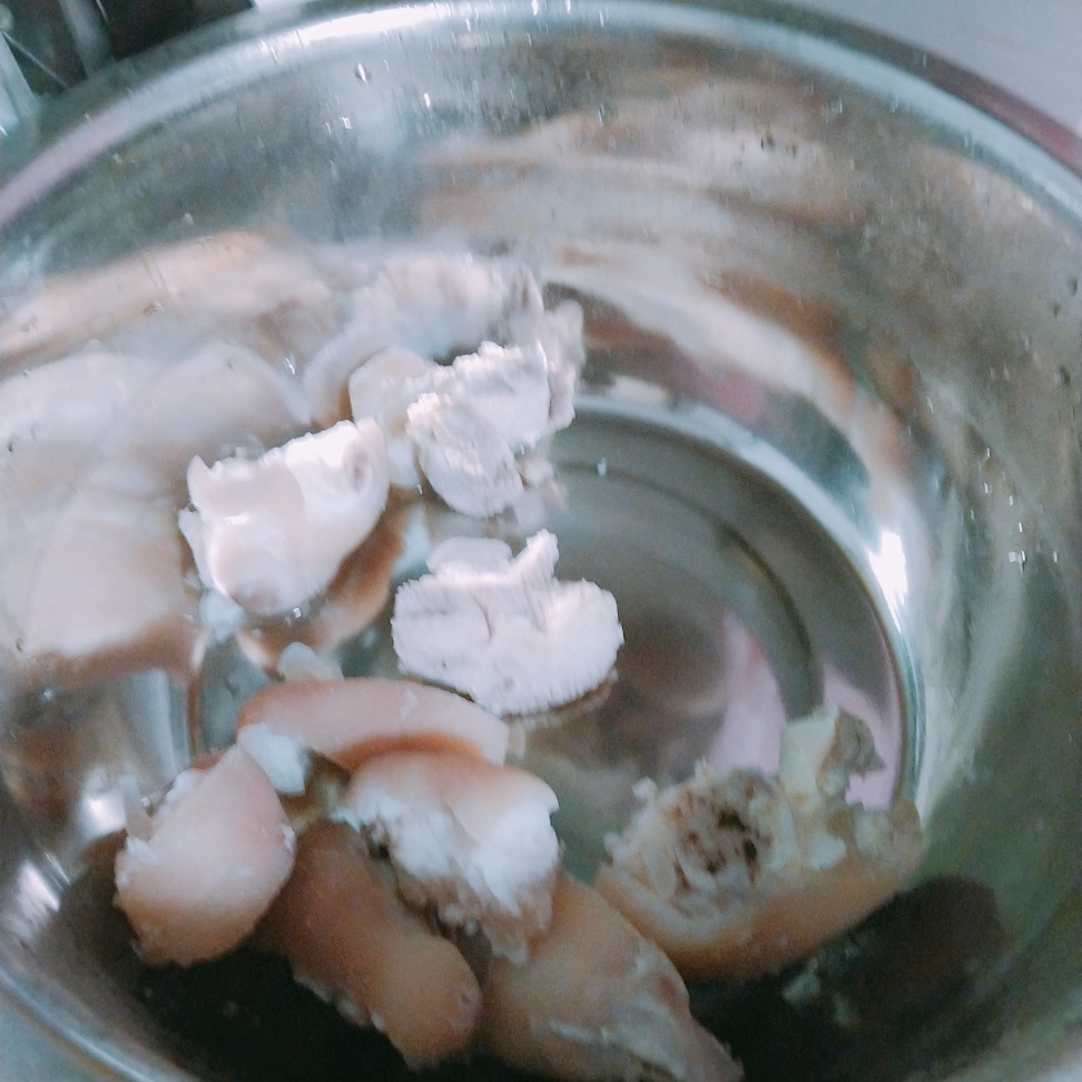 猪手生蚝药材汤的做法 步骤2