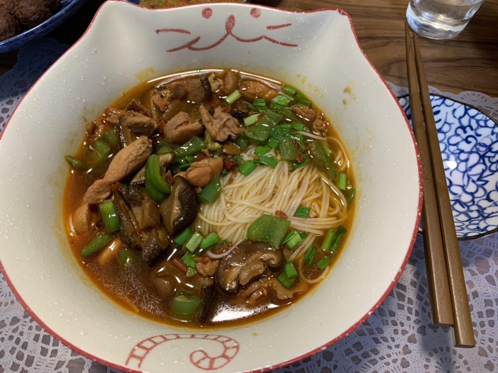 复刻版洛阳香菇鸡块米线
