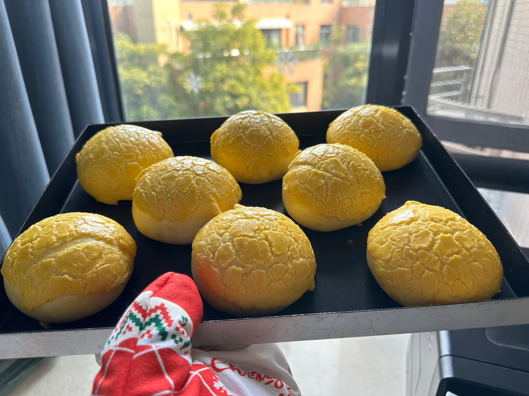 做100款面包の12：在家开茶餐厅!港式菠萝包 –不划格子自然裂开的香酥脆皮！菠萝油/酥皮包