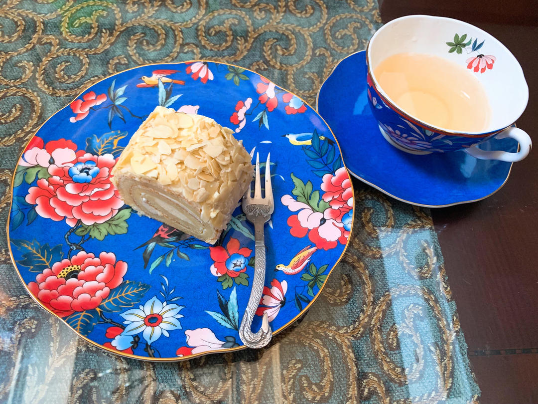 杏仁片咸奶油霜蛋糕卷