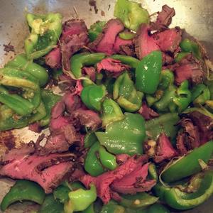 青椒炒牛肉的做法 步骤3