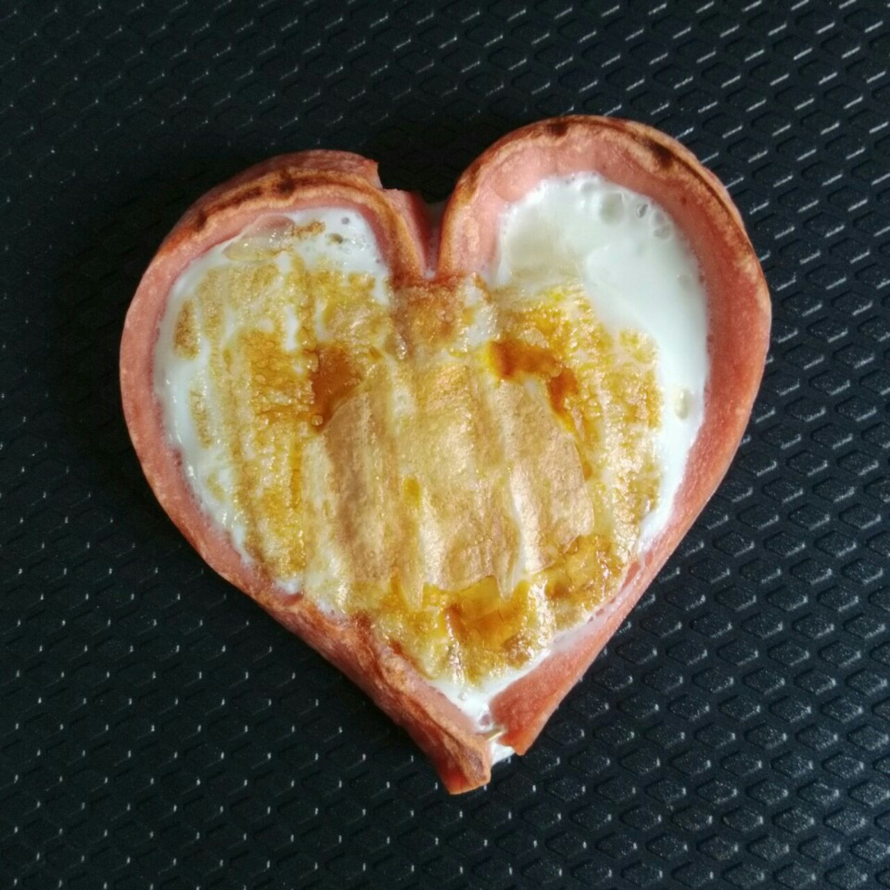 心形香肠荷包蛋