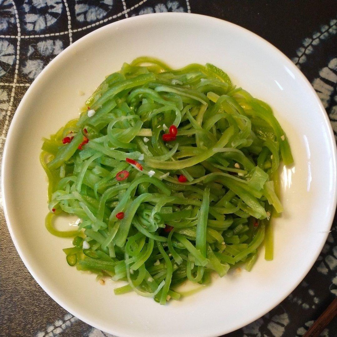 厨师长教你：夏日开胃小菜“凉拌莴笋丝”的家常做法，简单易学赶紧收藏吧