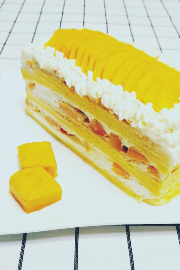 奶油酥饼做的方形水果夹层蛋糕