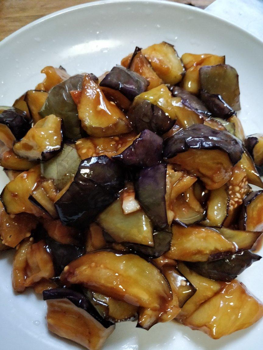 一个瘦的可怜的胖子做的家常烧茄子比较简单