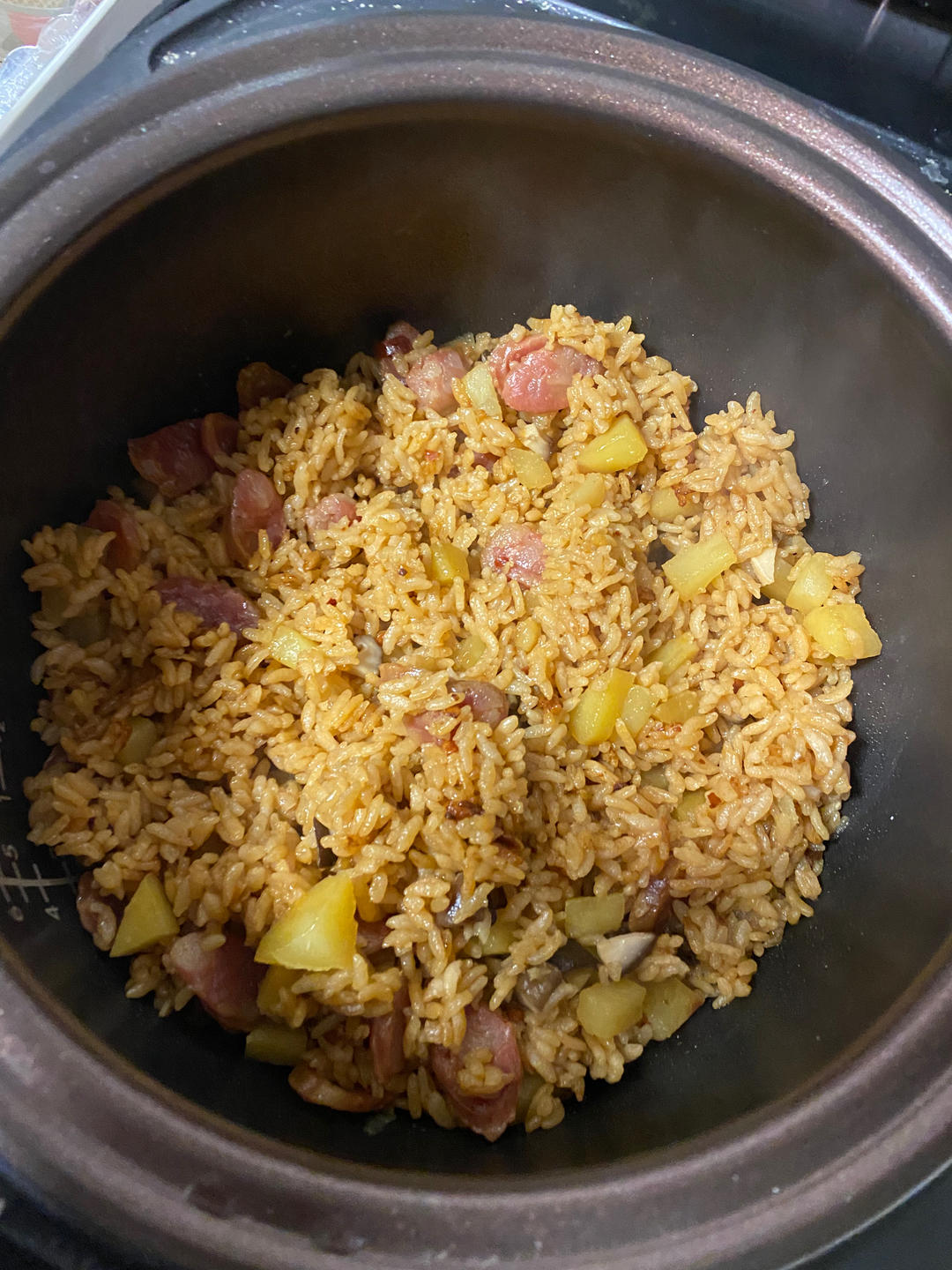 懒人版❗电饭煲土豆腊肠焖饭，好吃到舔盘～