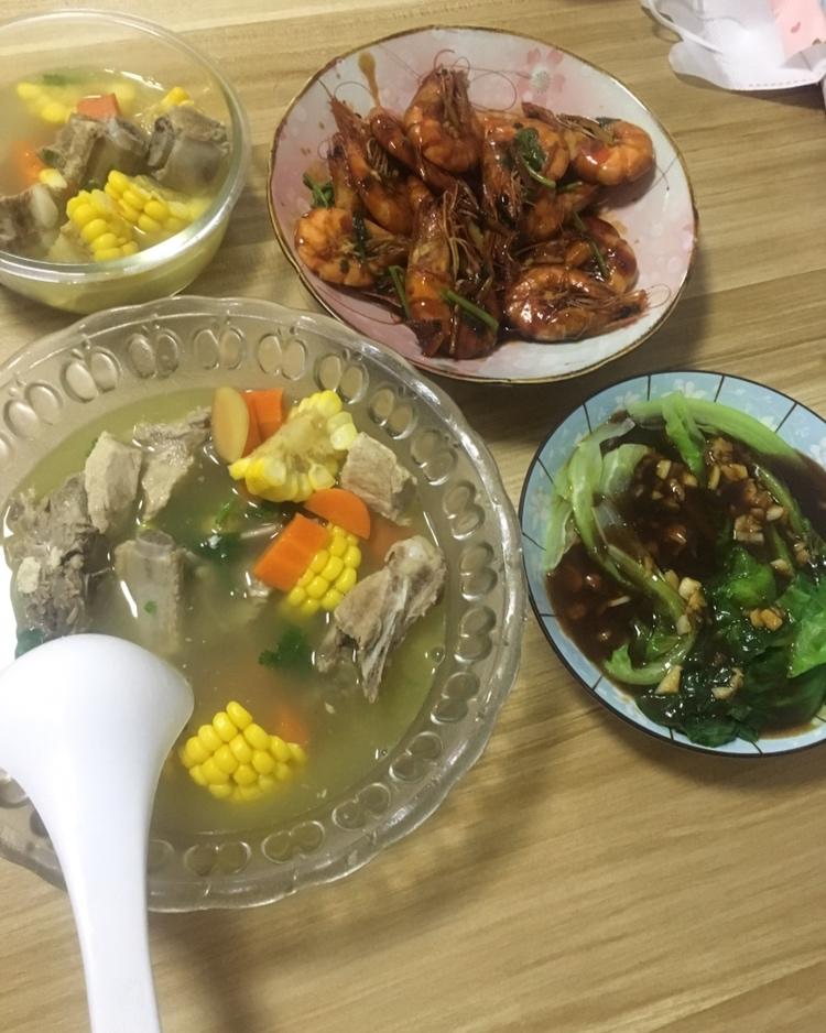 胡萝卜玉米排骨汤