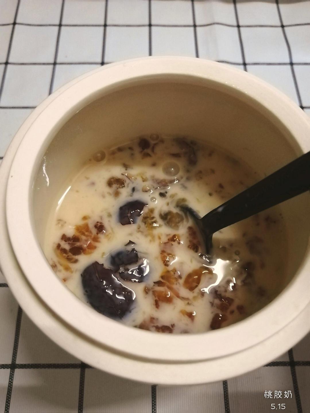 {何故居｝桃胶奶