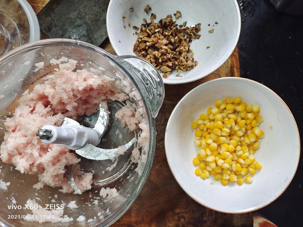 好吃的香菇玉米鸡肉饼(๑• . •๑)
