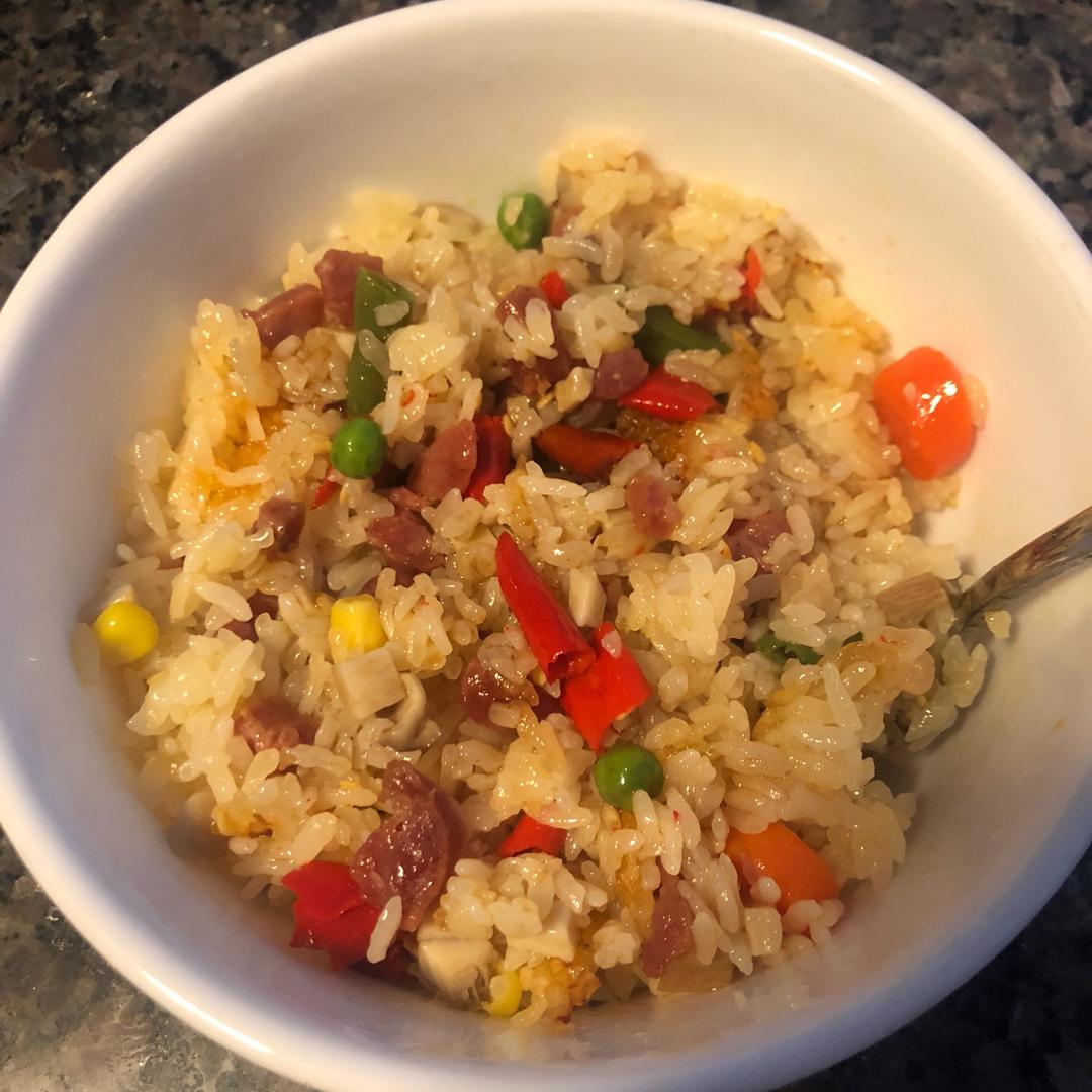 腊肉香肠煲仔饭