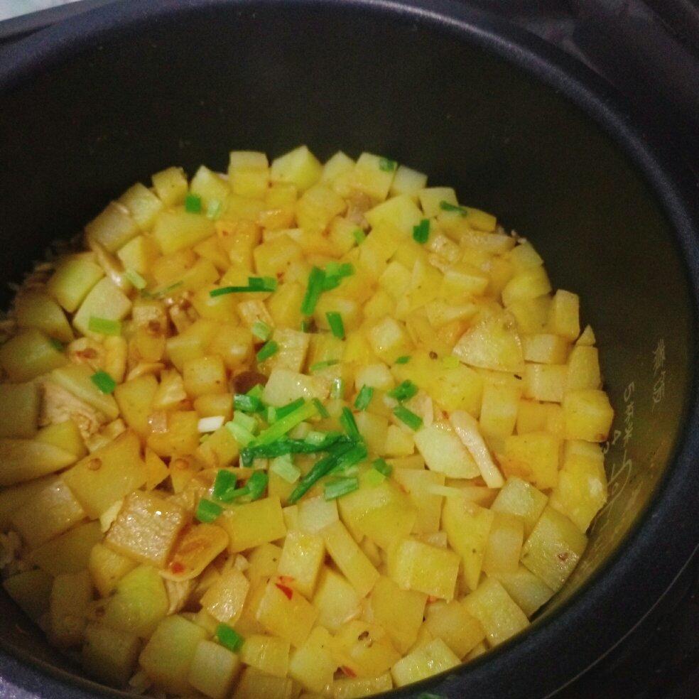 土豆焖饭（电饭锅版）