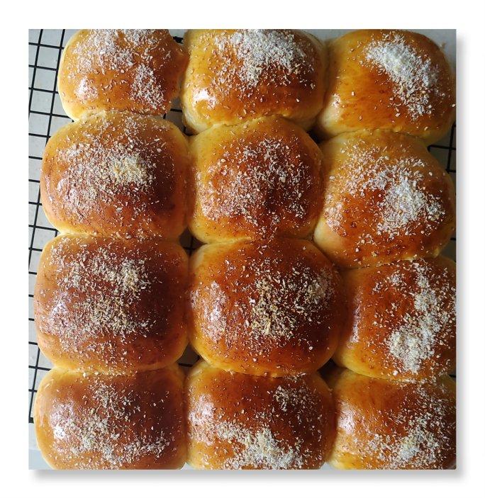 又香又软又拉丝，咬一口奶香十足！超治愈的淡奶油波兰种小餐包